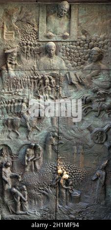 Porte de Bronze sur la cathédrale de St Nicolas à Ljubljana, Slovénie Banque D'Images