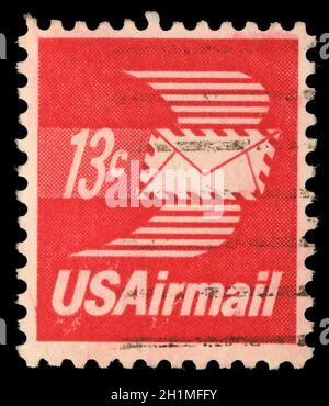 Stamp imprimé aux États-Unis d'Amérique montre enveloppe avec ailes, Airmail, vers 1973 Banque D'Images