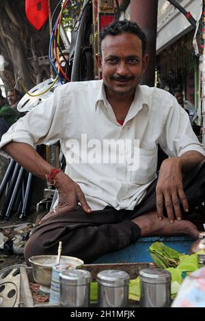 Rues de Kolkata.Faire Paan à Kolkata.Noix d'arec et épices enveloppées dans une feuille de bétel qui est mâchée puis craché. Banque D'Images