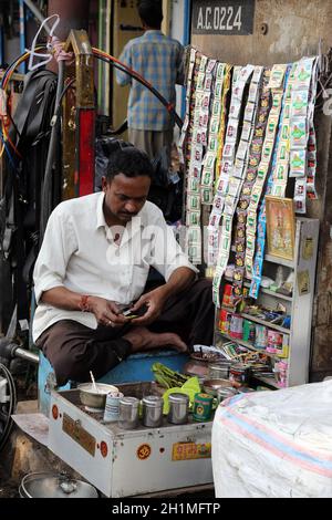 Rues de Kolkata.Faire Paan à Kolkata.Noix d'arec et épices enveloppées dans une feuille de bétel qui est mâchée puis craché. Banque D'Images