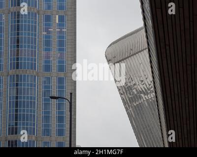 Partie de la façade de l'hôtel Marriott et de la gare centrale de Rotterdam toit avec feu de rue Banque D'Images