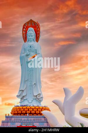 La statue de White Guan Yin dans le parc culturel bouddhiste de Nanshan au lever du soleil, Sanya, île de Hainan, Chine.Mise au point sélective Banque D'Images