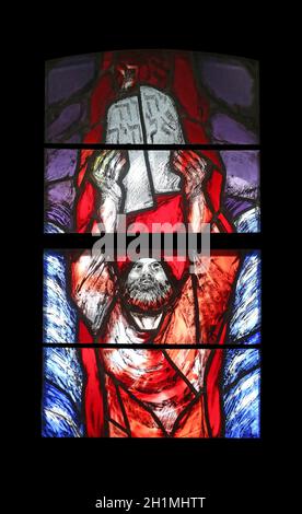 Moïse, traversant la mer Rouge, détail de vitrail vitré par Sieger Koder dans l'église Saint James à Sontbergen, Allemagne Banque D'Images