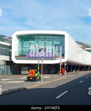 Terminal Seaport, bâtiment d'architecture moderne. Funchal, île de Madère, Portugal Banque D'Images