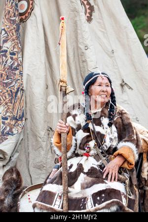 PETROPAVLOVSK, KAMCHATKA, RUSSIE - 1er NOVEMBRE 2020 : koryak aborigène du Kamtchatka.Représentation d'ensemble folklorique en robe des peuples autochtones du Kamchatka Banque D'Images