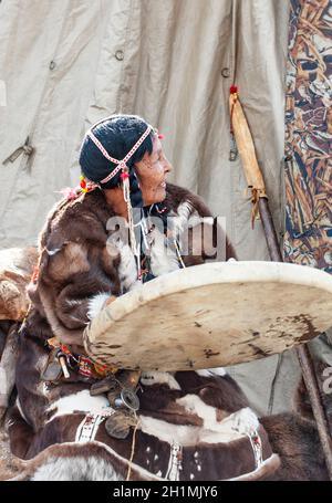 PETROPAVLOVSK, KAMCHATKA, RUSSIE - 1er NOVEMBRE 2020 : koryak aborigène du Kamtchatka.Représentation d'ensemble folklorique en robe des peuples autochtones du Kamchatka Banque D'Images