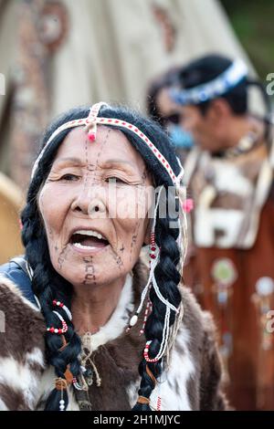 PETROPAVLOVSK, KAMCHATKA, RUSSIE - 1er NOVEMBRE 2020 : koryak aborigène du Kamtchatka.Représentation d'ensemble folklorique en robe des peuples autochtones du Kamchatk Banque D'Images