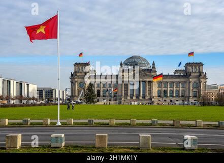 Platz der Republik avec Reichstag et Paul-Löbe-Haus vu de Yitzak-Rabin-Strasse Banque D'Images