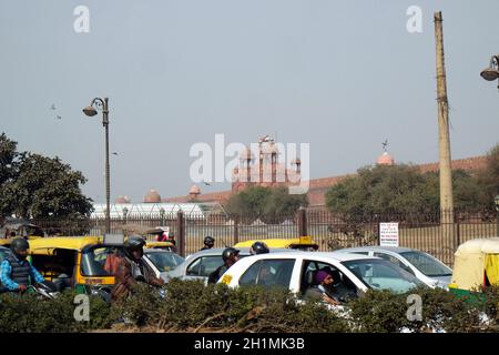 Embouteillage avec des rickshaws, des motos, des voitures et des piétons dans la rue de la ville locale à Delhi, Inde Banque D'Images