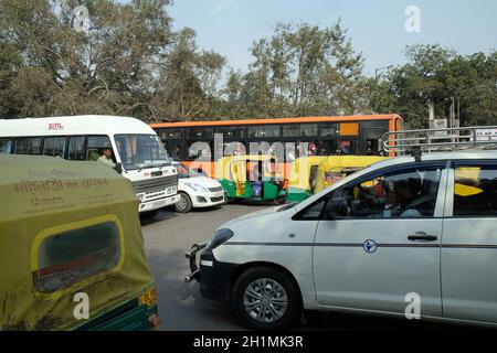 Embouteillage avec des rickshaws, des motos, des voitures et des piétons dans la rue de la ville locale à Delhi, Inde Banque D'Images