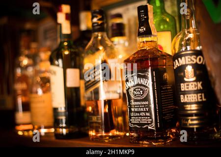 Bucarest, Roumanie - 9 novembre 2020 : image éditoriale de diverses bouteilles de whisky exposées dans un pub à Bucarest, Roumanie. Banque D'Images