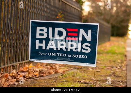 5 décembre 2020 - Elkins Park, Pennsylvanie : une campagne de Biden Harris panneau sur une rue de banlieue à côté d'une Fence de Black Metal Banque D'Images