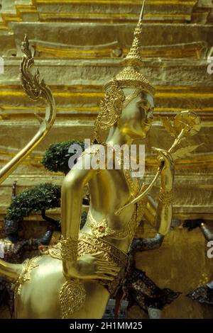 Une figure du Wat Phra Kaew dans ko ratanakosin dans la ville de Bangkok en Thaïlande à Southeastasia. Thaïlande, Bangkok, avril 2001 Banque D'Images