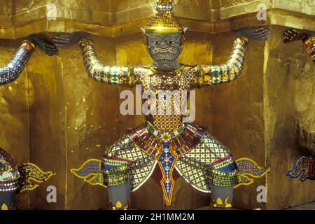 Une figure du Wat Phra Kaew dans ko ratanakosin dans la ville de Bangkok en Thaïlande à Southeastasia. Thaïlande, Bangkok, avril 2001 Banque D'Images