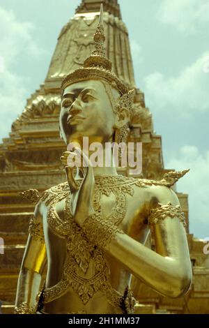 Une figure du Wat Phra Kaew dans ko ratanakosin dans la ville de Bangkok en Thaïlande à Southeastasia. Thaïlande, Bangkok, avril 2001 Banque D'Images