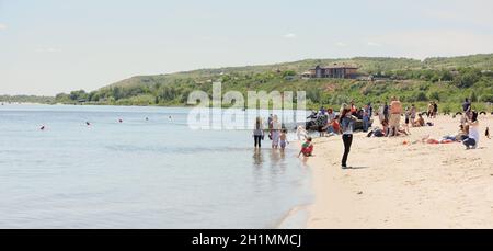 Razdorskaya,Région de Rostov, Russie- le 04 juin 2017 ;:Les gens marcher et prendre des photos sur la rivière Don à la Trinité Banque D'Images