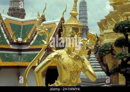 Une figure du Wat Phra Kaew dans ko ratanakosin dans la ville de Bangkok en Thaïlande à Southeastasia. Thaïlande, Bangkok, avril 2001 Banque D'Images