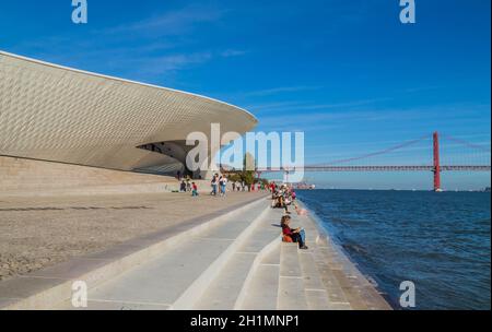 Lisbonne, Portugal - 31 octobre 2020: Personnes près du célèbre Musée MAAT de Lisbonne près de la rivière Tage et du site 25 du pont d'avril. Banque D'Images