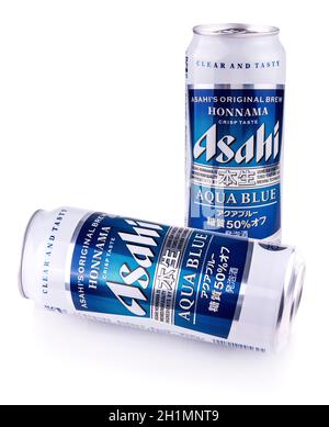 Chisinau, Moldova 12 février 2017 : bouteille métallique d'Asahi Super.Asahi a été fondée à Osaka, au Japon, en 1889, sous le nom de Osaka Beer Company. Banque D'Images