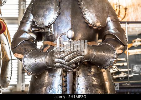 Détail d'une armure de chevalier d'âge moyen - 15ème siècle. Concept de sécurité, de sécurité et de protection. Banque D'Images