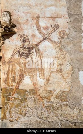 Un 13e siècle un squelette en plein air de la danse sur le mur extérieur de la Basilique St-Sauveur à la ville de pèlerinage de Rocamadour, cité épiscopale et sanctuaire de Banque D'Images