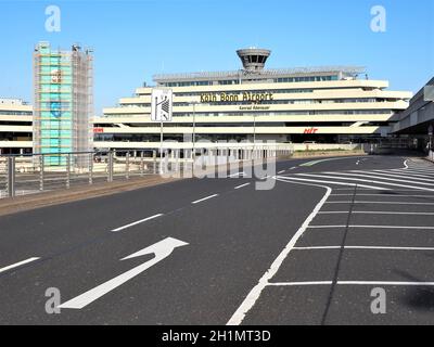 Chemin d'accès vide à l'aéroport CGN KölnBonn Konrad-Adenauer-Flughafen pendant l'éclusage - Köln Banque D'Images