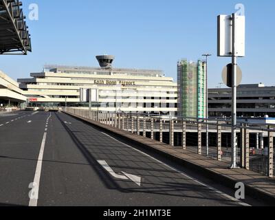 Rue vide à Konrad-Adenauer-Flughafen CGN KölnBonn pendant Corona Lockdown - Köln Banque D'Images