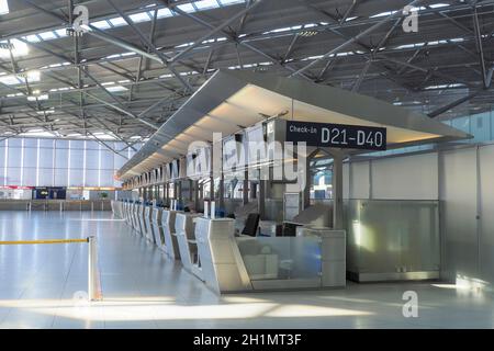 Vider les cabines d'enregistrement à Konrad-Adenauer-Flughafen KölnBonn CGN pendant Corona Pandemia - Cologne Banque D'Images