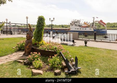 Rostov-sur-le-Don,Russie-août 24,2013 : un Tanker appelé 'Pryazha' suit le long du front de mer de Rostov-sur-le-Don.Au premier plan est une sculpture en bois o Banque D'Images