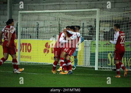 v.li.Vincenzo Grifo (SC Freiburg) und Roland Sallai (Freiburg) bejubeln mit Torschuetze, Torschütze Woo-Yeong Jeong (SC Freiburg) den Treffer zum 2:0 Banque D'Images