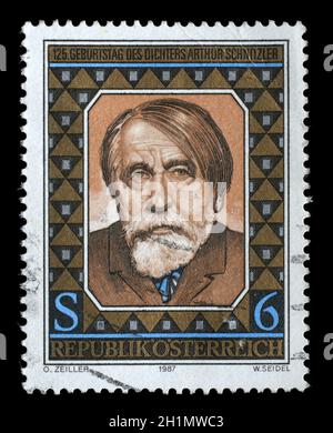 Timbre imprimé en Autriche émis pour le 125e anniversaire de la naissance d'Arthur Schnitzler montre auteur et dramaturge Arthur Schnitzler, vers 1987. Banque D'Images