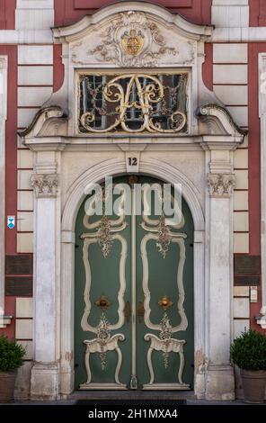 Gdansk, Pologne - 6 septembre 2020 : portes d'entrée de la maison Uphagen à long Lane à Gdansk, Pologne Banque D'Images