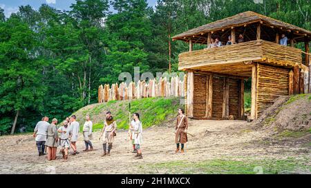 Cedynia Pologne juin 2019 reconstitution historique des Slaves ou des Vikings guerriers devant un fort en bois avec une palisade et une tour du xie siècle Banque D'Images