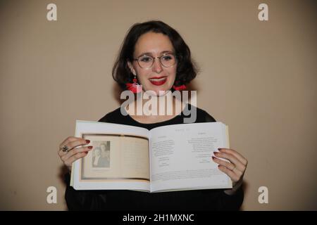 Lauren Leiderman BEI der Buchbesprechung 'das Poesiealbum von Eva Goldberg' - mit Einträgen von Anne Frank und Prästation des Am 5.11.2021 zu verleg Banque D'Images