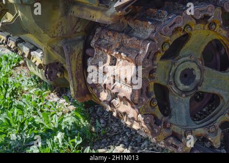 Chaîne de Caterpillar l'ancien réservoir. Musée d'équipements militaires à l'air libre. Banque D'Images