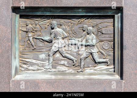 Anapa, Russie - 17 septembre 2020 : un bas-secours avec les événements de la Grande Guerre patriotique sur la stèle de la ville de gloire militaire à Anapa Banque D'Images