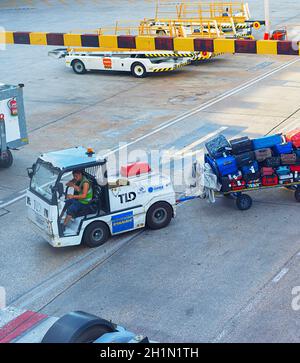 MADRID, ESPAGNE - 23 MAI 2017 : camion chargé de bagages depuis l'avion à l'aéroport. Banque D'Images