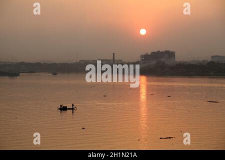 Un bateau traversant le fleuve Ganges (aka Hoogly River) pendant le coucher du soleil Banque D'Images