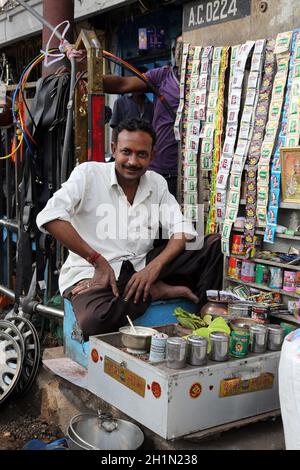 Rues de Kolkata.Faire Paan à Kolkata.Noix d'arec et épices enveloppées dans une feuille de bétel qui est mâchée puis craché. Banque D'Images