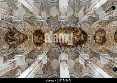 Munich, Allemagne - 4 juillet 2021 : intérieur du Geist Kirche Heilig ou Église du Saint-Esprit à Munich, Allemagne. Banque D'Images