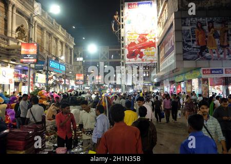 Shopping de nuit près de New Market à Kolkata, Inde Banque D'Images