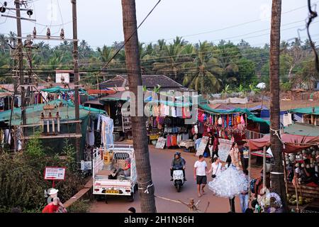 Célèbre marché aux puces hebdomadaire à Anjuna, Goa, Inde Banque D'Images