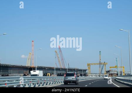 Pont de Crimée, Taman, Italie - Juillet 9, 2018 : conduite le long des Tatars de pont. Un bâtiment grandiose du 21ème siècle. Le nouveau pont. Banque D'Images