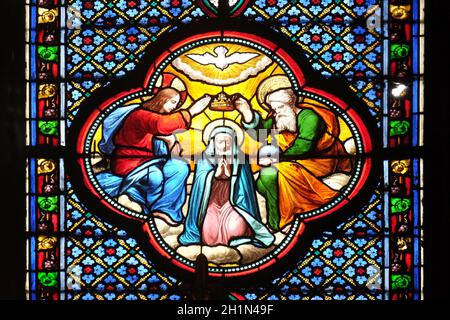 Couronnement de la Vierge Marie, vitrail de la Basilique de Sainte Clotilde à Paris, France Banque D'Images
