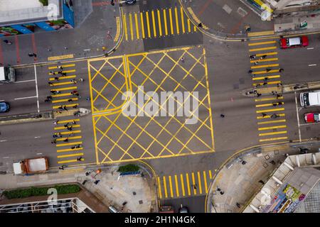 Kwun Tong, Hong Kong 27 décembre 2019 : vue de haut en bas de l'intersection des routes Banque D'Images