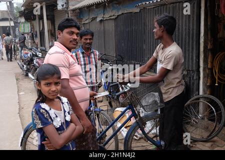 Mécanicien en atelier de réparation de vélo, Kumrokhali, Bengale-Ouest Banque D'Images