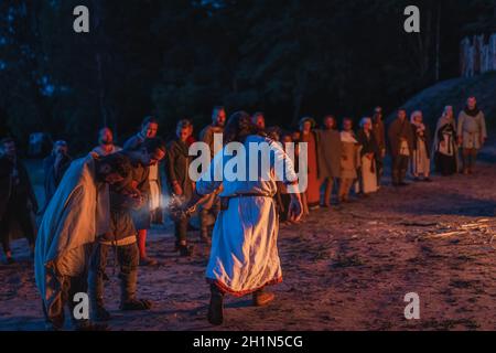 Cedynia, Pologne, juin 2019 reconstitution païenne de la nuit Kupala, appelée en Pologne le NOC Kupaly, chaman enchanteur villageois avec de l'encens brûlant. Slave ho Banque D'Images