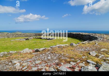 Knockdrum en pierre circulaire au sommet de la colline fort, Comté de Cork, Irlande Banque D'Images