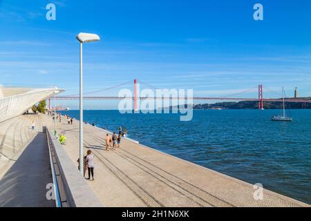 Lisbonne, Portugal - 31 octobre 2020: Personnes près du célèbre Musée MAAT de Lisbonne près de la rivière Tage et du site 25 du pont d'avril. Banque D'Images