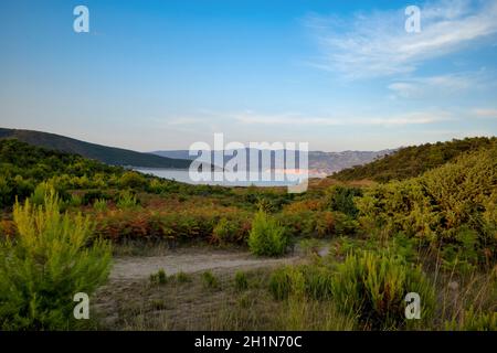 Vue depuis les montagnes sur la côte Adriatique dans un complexe en Croatie. Banque D'Images